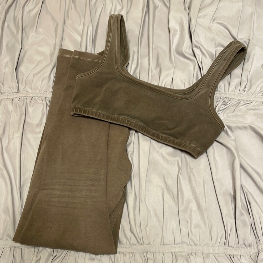 SKIMS Outdoor Leggings & Bralette Set - Amethyst